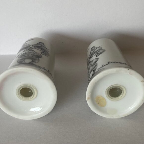 Vintage Salt and Pepper shakers artwork by 'Robert Mayokok. - Picture 6 of 7